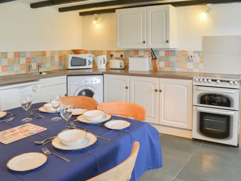 Spacious farmhouse style kitchen diner | Culvada - Trebarwith Farm Cottages, Trebarwith, Delabole