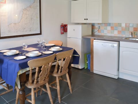 Delightful kitchen/diner with tiled floor | Culvada - Trebarwith Farm Cottages, Trebarwith, Delabole