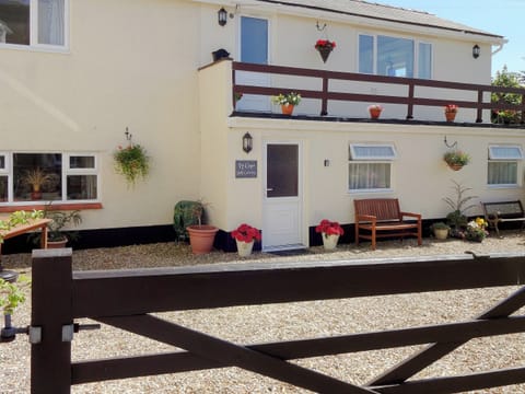 Gravelled patio area and entrance | The Den - Ty Copr, Pen-y-Sarn, near Amlwch