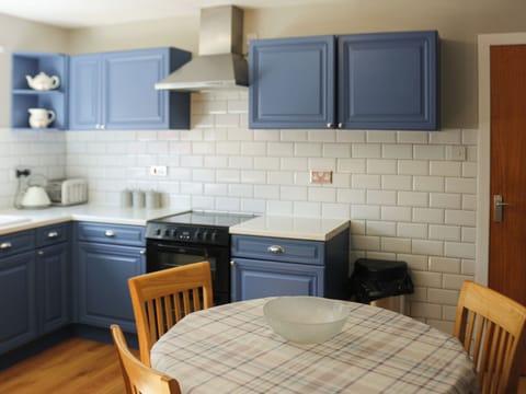 Well-equipped kitchen with dining area | Devana Croft, Tarbert