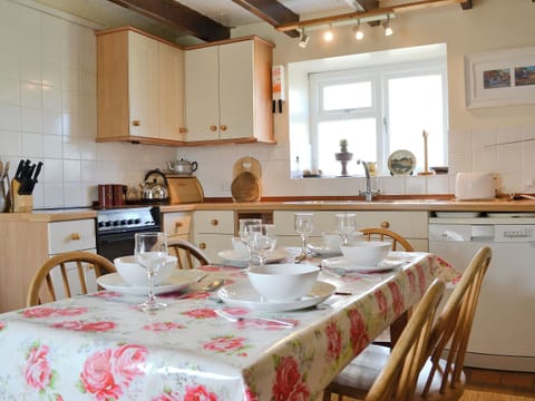 Kitchen/diner | Trem-Y-Don Cottage, Trefin, nr. St. David&rsquo;s