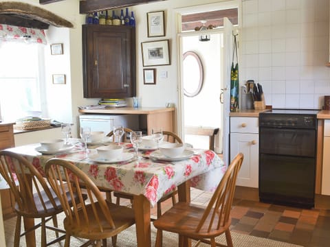 Kitchen/diner | Trem-Y-Don Cottage, Trefin, nr. St. David&rsquo;s