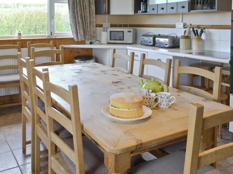 Large dining table in kitchen | Trew House, Stratton, Bude