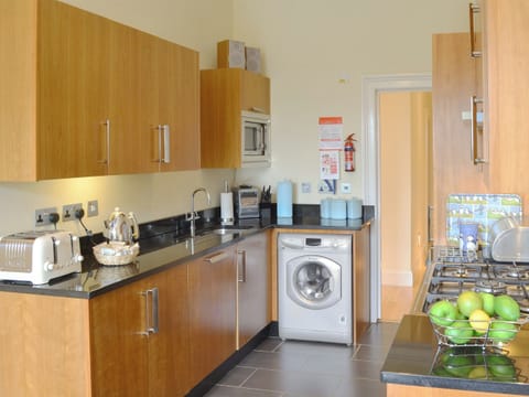 Kitchen with granite worktops and dining area with tiled floor | Carnethic HouseOne Acre View, Fowey