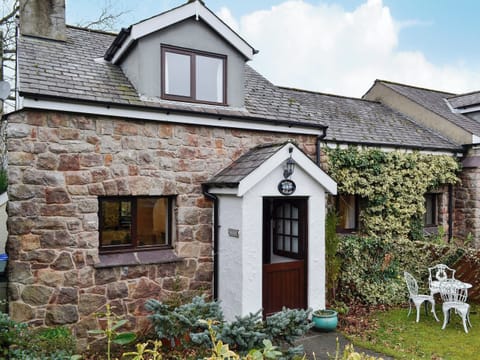 Charming, cosily heated holiday cottage | Oakleigh Cottage, Rowen, near Conwy 