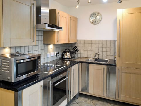 Kitchen and dining room | Oakleigh Cottage, Rowen, near Conwy 