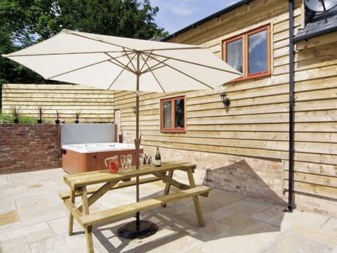 Sitting-out-area | Cefnaire Isaf, Newtown