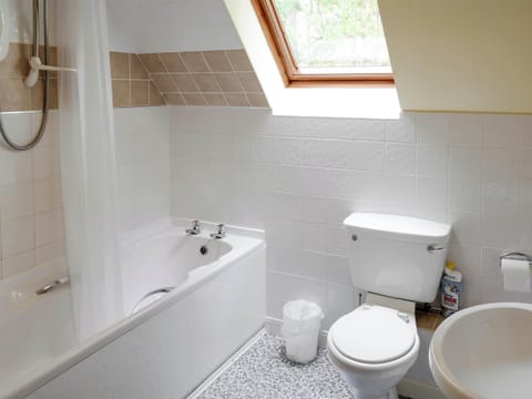 Family bathroom with shower over bath | Rowan Cottage - Glenrossal Cottages, Rosehall, near Lairg