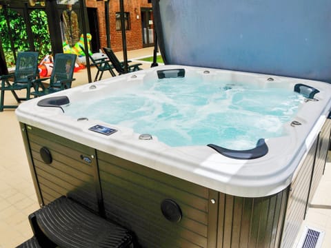 Hot tub | Field House, Baschurch, near Shrewsbury