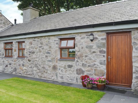 Pretty cottage | Seion - Fferm Y Garth, Y Felinheli, near Bangor