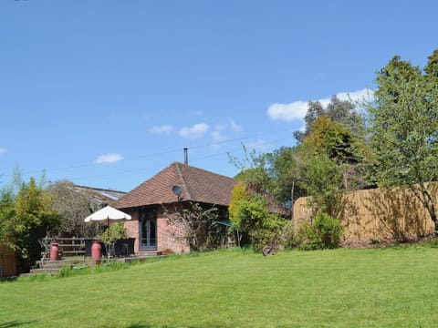 The large lawned garden | Brook Barn - Brook and Meadow Barns, Shobley, Ringwood