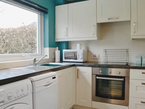 Well equipped kitchen | Philip&rsquo;s Cottage, Keswick