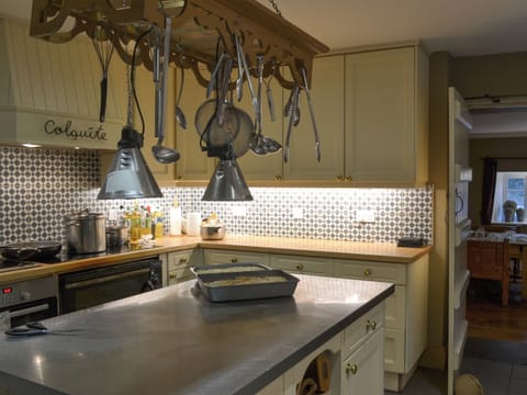 Lovely country kitchen | The Shooting Lodge, Colquite, Washaway