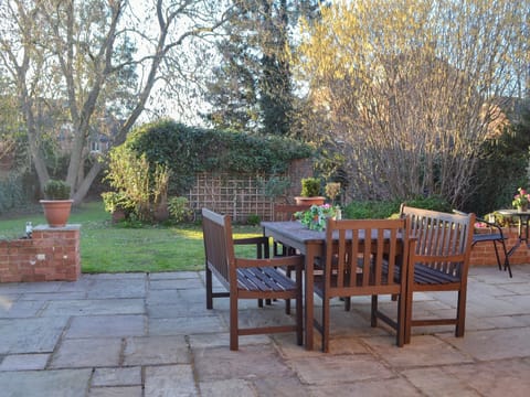 Outdoor dining area overlooking the garden | Tudor Cottage - Tudor Cottages, Romsey