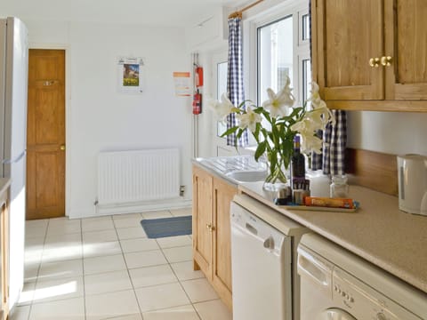 Comprehensively equipped kitchen | Granny Bond’s Farmhouse - Craneham Farm, Buckland Brewer