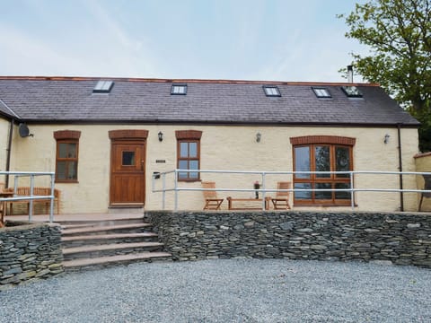 Attractive stone-built holiday home | Yr Hen Stabal - Bronallt Barns, Llanynghenedl, near Holyhead