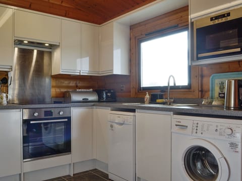 Well-equipped fitted kitchen | Cider Mill Lodge, Brockweir