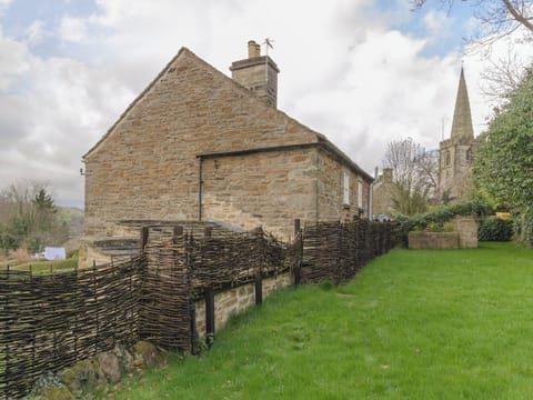 Rear lawned garden | Bank Top Cottage - Church Bank Cottages, Hathersage