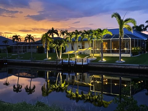 Villa 'THE ARTIST' View over canal at night