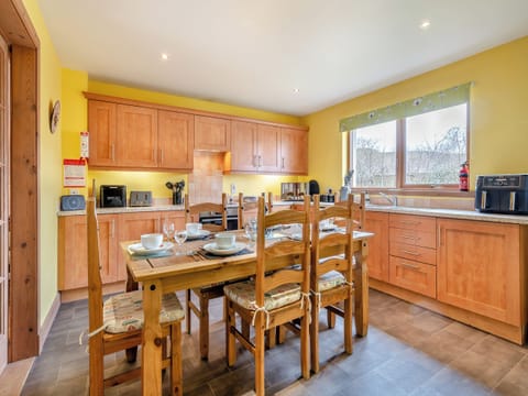 Well equipped kitchen/ dining room | Coire Cas - Allt Mor Cottages, Aviemore