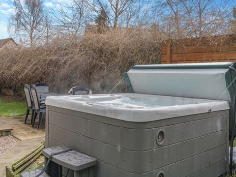Relaxing hot tub | Coire Cas - Allt Mor Cottages, Aviemore