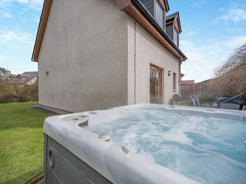 Relaxing hot tub | Coire Cas - Allt Mor Cottages, Aviemore