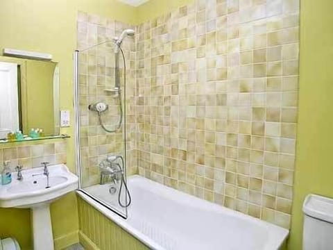 Bathroom | Crofts Cottages - Marwhin House, Nr. Castle Douglas