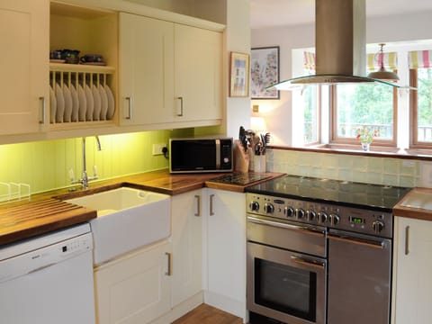 Well-equipped kitchen | Allt Beag (Little Streams), Achintraid, near Lochcarron