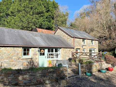 Setting | Ystabl - Mwdlwscwm Farm, Llannon, Llanelli