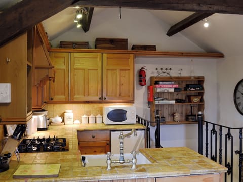 Well equipped kitchen | Mushroom Cottage - Mullions and Mushroom Cottage, Castleton