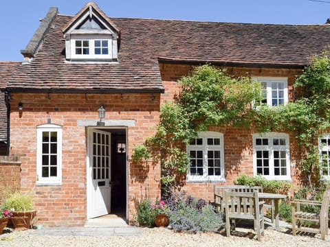 Beautiful holiday home with outdoor furniture on a gravelled patio area | The Coach House, Aston Cantlow, near Stratford