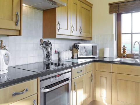 Well-equipped fitted kitchen | Gwel-Y-Llyn - Ffynnonmeredydd Cottages, Mydroilyn, near Aberaeron