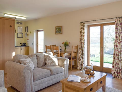 Convenient open-plan design | Gwel-Y-Llyn - Ffynnonmeredydd Cottages, Mydroilyn, near Aberaeron