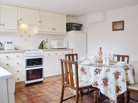 Kitchen/diner | Strawberry Cottage - Goodmoor Cottages, Wyre Forest, near Bewdley