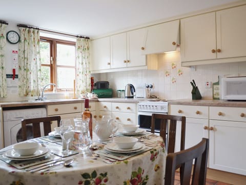 Kitchen/diner | Strawberry Cottage - Goodmoor Cottages, Wyre Forest, near Bewdley