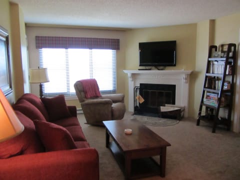 Spacious living area, flat screen TV, Wifi and cable