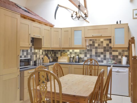 Well-equipped fitted kitchen with dining area | Orchard View Barn - Little Clyst William Farm Cottages, Plymtree, near Cullompton
