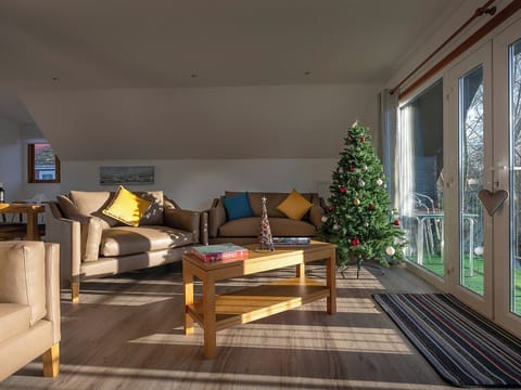 Seasonal décor within living area | Mallard - Daisy Broad Lodges, Wroxham
