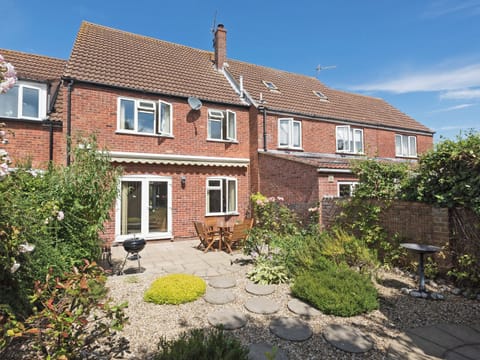 Peaceful, enclosed courtyard garden with patio | Camelot, Weybourne, near Holt