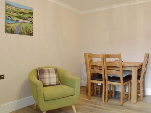 Living room/dining room | James&rsquo; Retreat (Was 12 Elm Court) - Greta Grove Apartments, Keswick