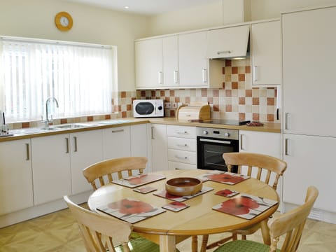 Open plan living/dining room/kitchen | St Anne&rsquo;s Cottages - Sunset Cottage, Chickerell, nr. Weymouth