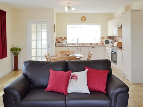 Open plan living/dining room/kitchen | St Anne&rsquo;s Cottages - Sunset Cottage, Chickerell, nr. Weymouth