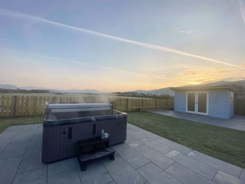 Hot tub in the morning | Bod Eithin, Harlech