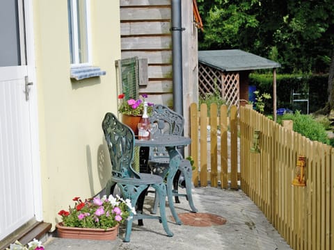 Patio with furniture | Wheelwright Cottage, Halwill