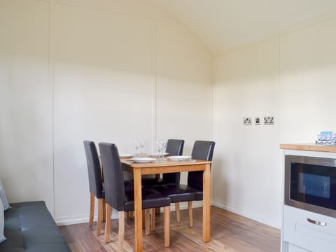 Delightful shepherd’s hut style accommodation | Checkers Cottage - Beaufort Cottages, Kiltarlity, near Beauly