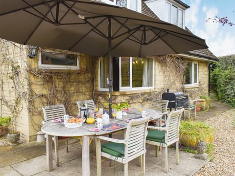 Sitting-out-area | Alderley House, Bourton-on-the-Water