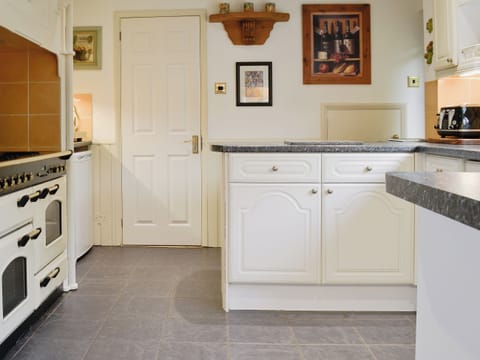 Kitchen with slate floor | Alderley House, Bourton-on-the-Water
