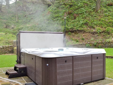 Ideal hot tub | The Farmhouse at Gradbach, Gradbach near Buxton