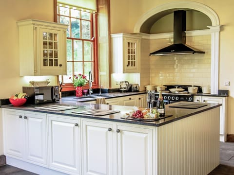 Large, modern farmhouse style kitchen | The Farmhouse at Gradbach, Gradbach near Buxton