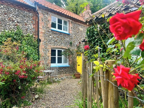 Garden | Forge Cottage - Blacksmiths Cottages, Stiffkey